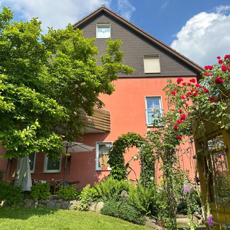 Zweifamilienhaus in Herford Außenansicht mit Blick in den Garten eines Zweifamilienhauses in ruhiger Wohnlage in Herford